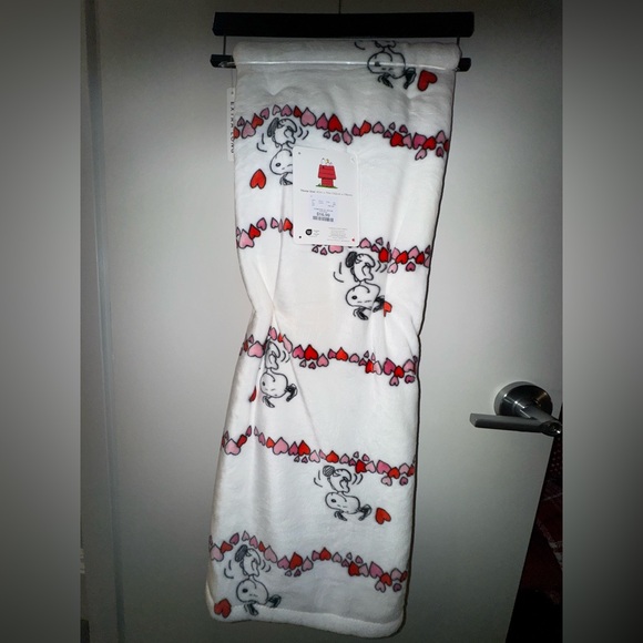 Snoopy V-Day Blanket - Picture 3 of 3